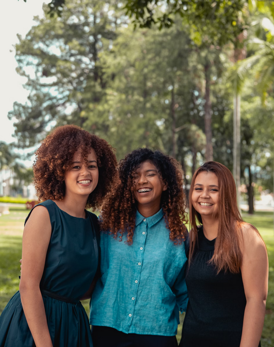 3 amigas justas sonriendo