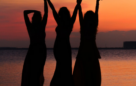 silueta de tres chicas en el al amanecer