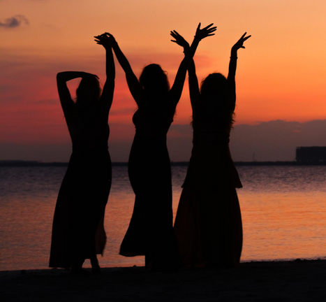 silueta de tres chicas en el al amanecer