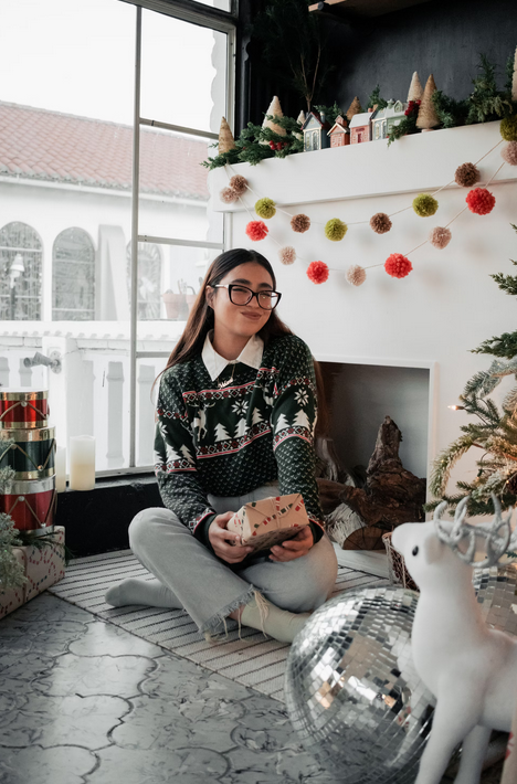 Chica posando con regalo