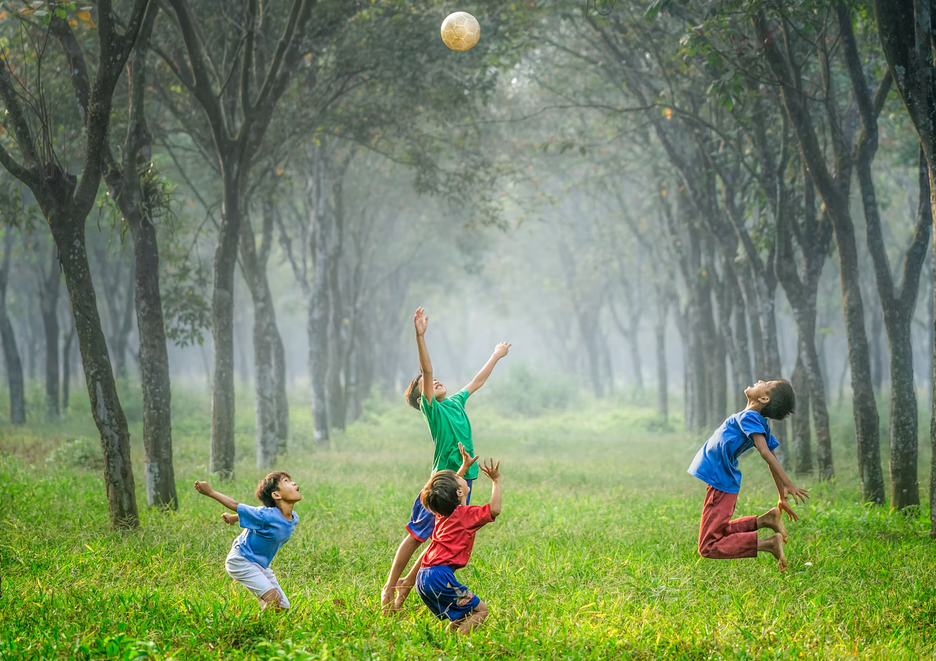 Niños jugando con pelota