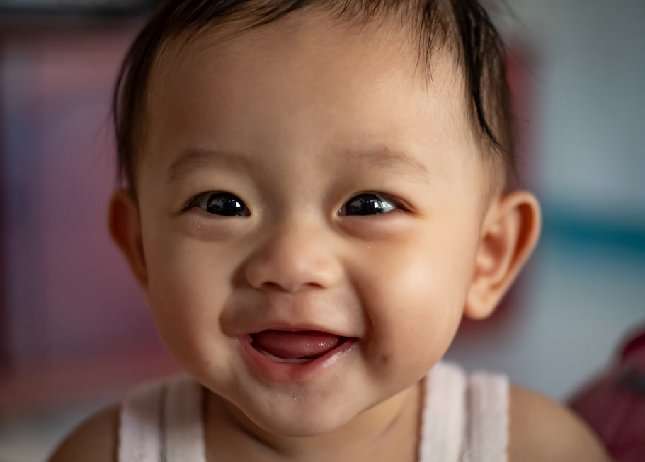 bebe sonriendo