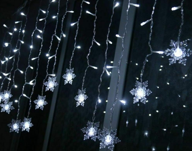 cortina de luces de navidad con forma de copos de nieve