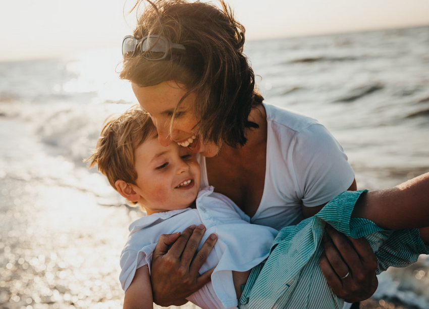 niño en brazos de su madre