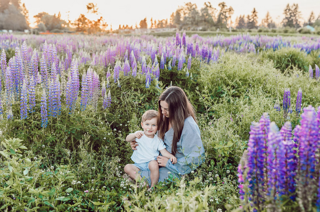 Mamá con su nene en un campo de lavanda