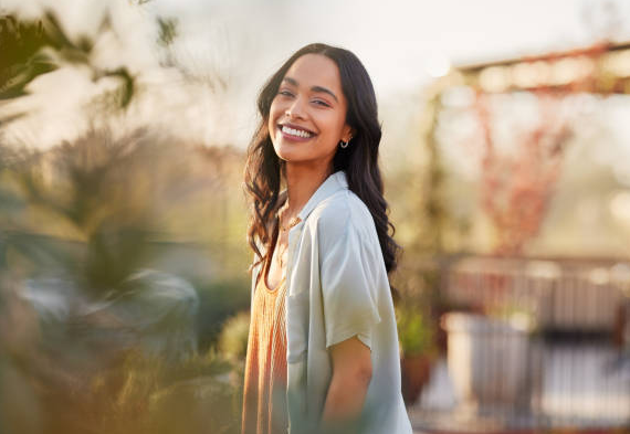 Una mujer sonriendo