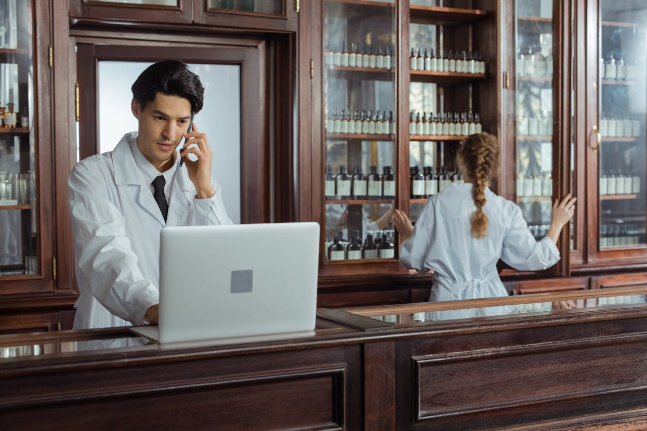 Foto de cottonbro studio: https://www.pexels.com/es-es/foto/hombre-mujer-ordenador-portatil-farmacia-8657287/