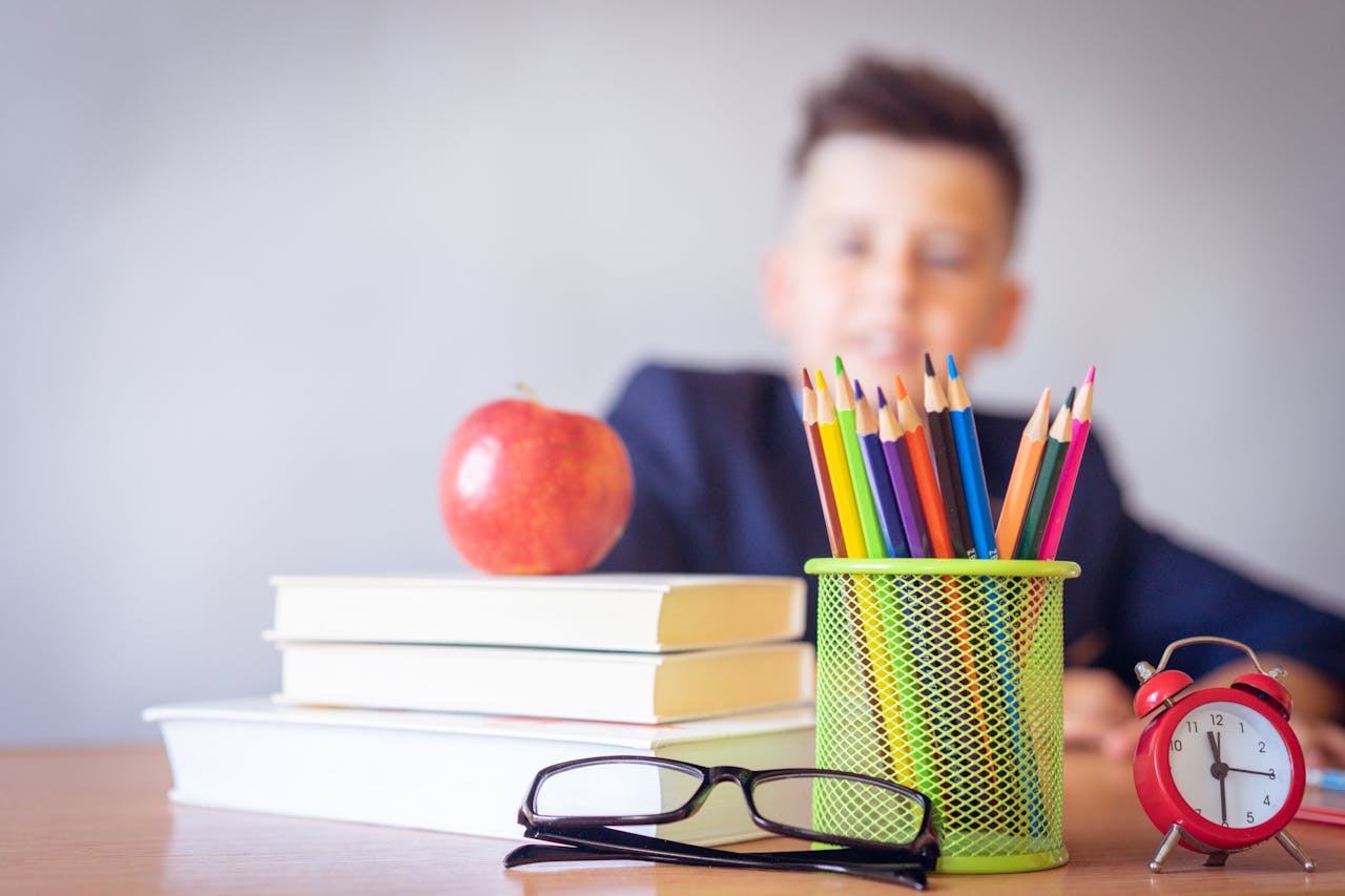 Foto de Oleksandr P: https://www.pexels.com/es-es/foto/nino-mirando-un-escritorio-ordenado-2781814/