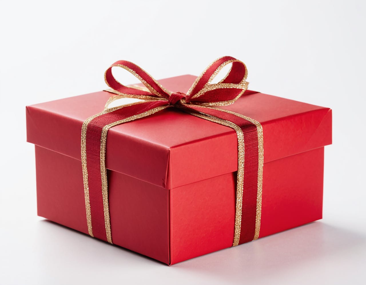 Foto de Janith Wijekoon: https://www.pexels.com/es-es/foto/elegante-caja-de-regalo-roja-con-lazo-atado-29692429/