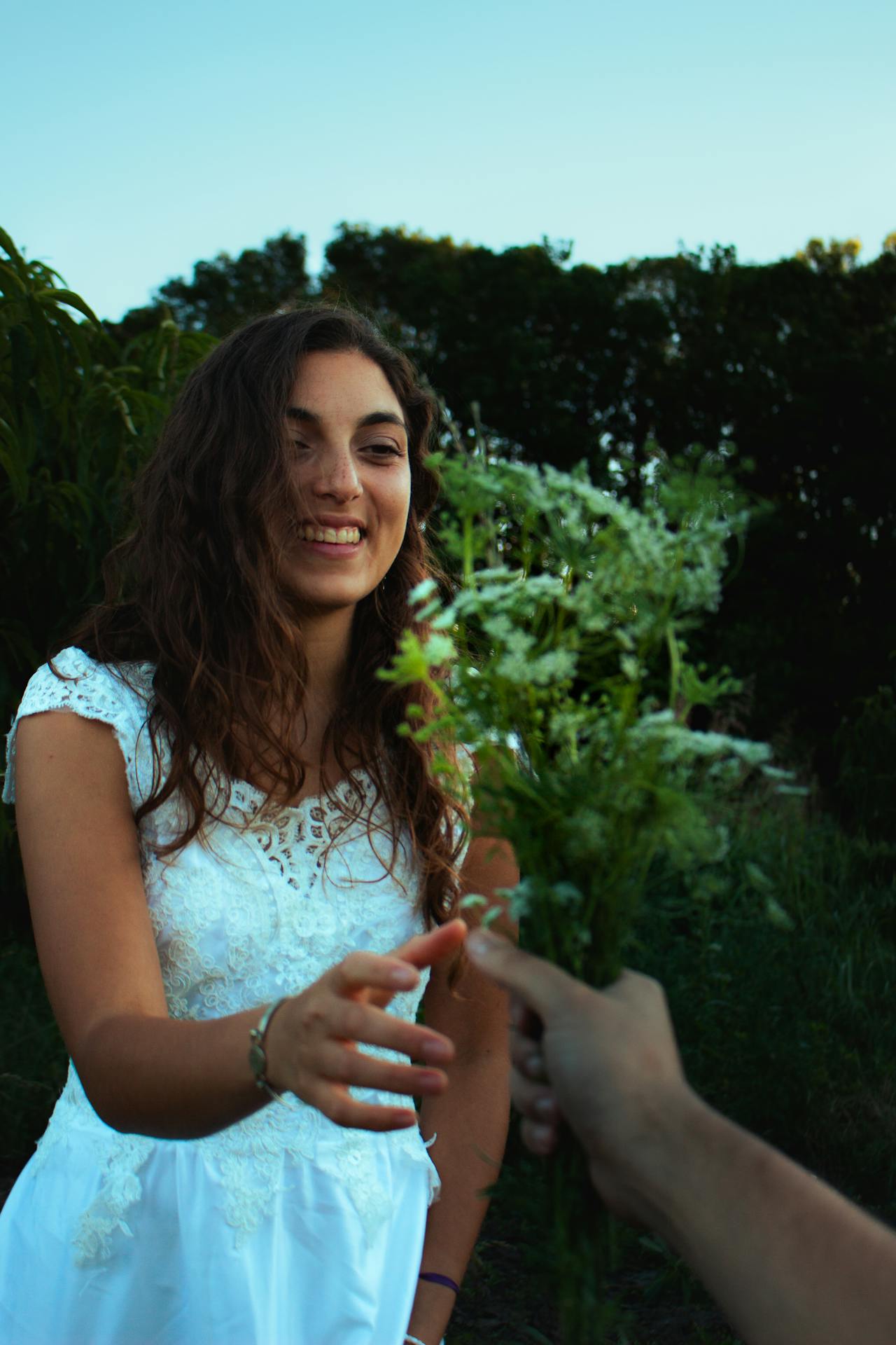 Foto de Mariano Di Luch: https://www.pexels.com/es-es/foto/mujer-recibiendo-flores-en-un-jardin-al-aire-libre-29734007/