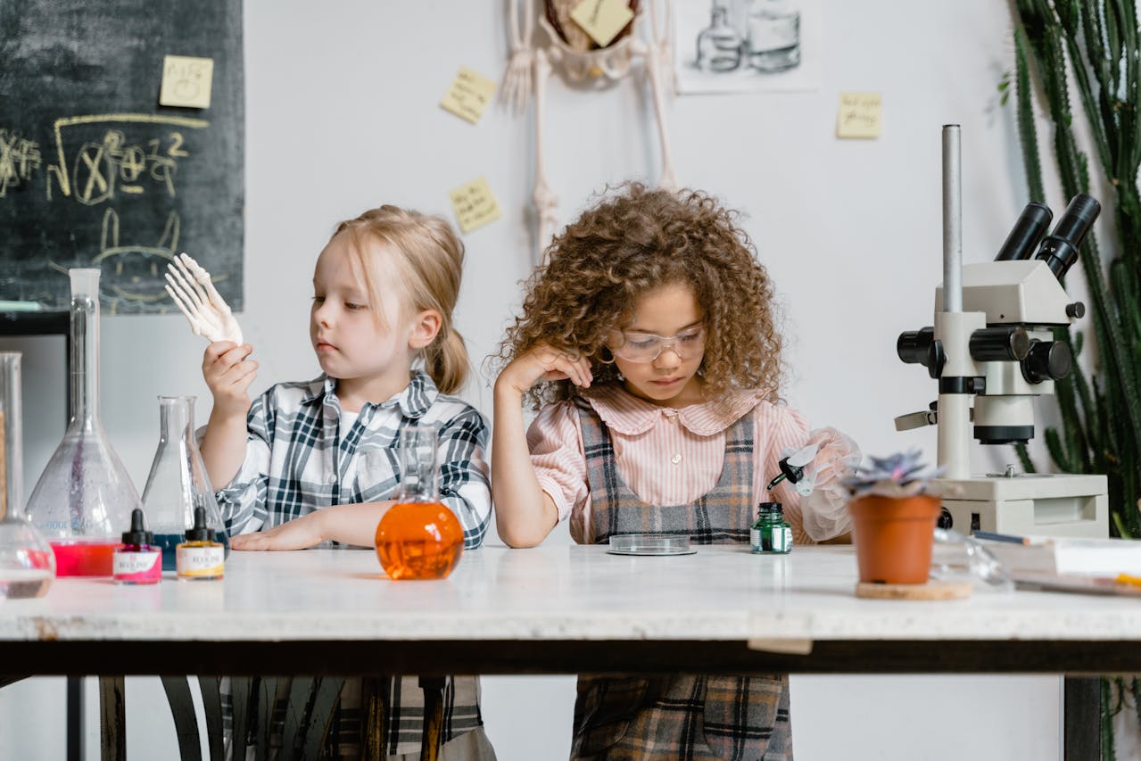 Foto de MART PRODUCTION: https://www.pexels.com/es-es/foto/ninos-estudiantes-laboratorio-ciencia-8471975/