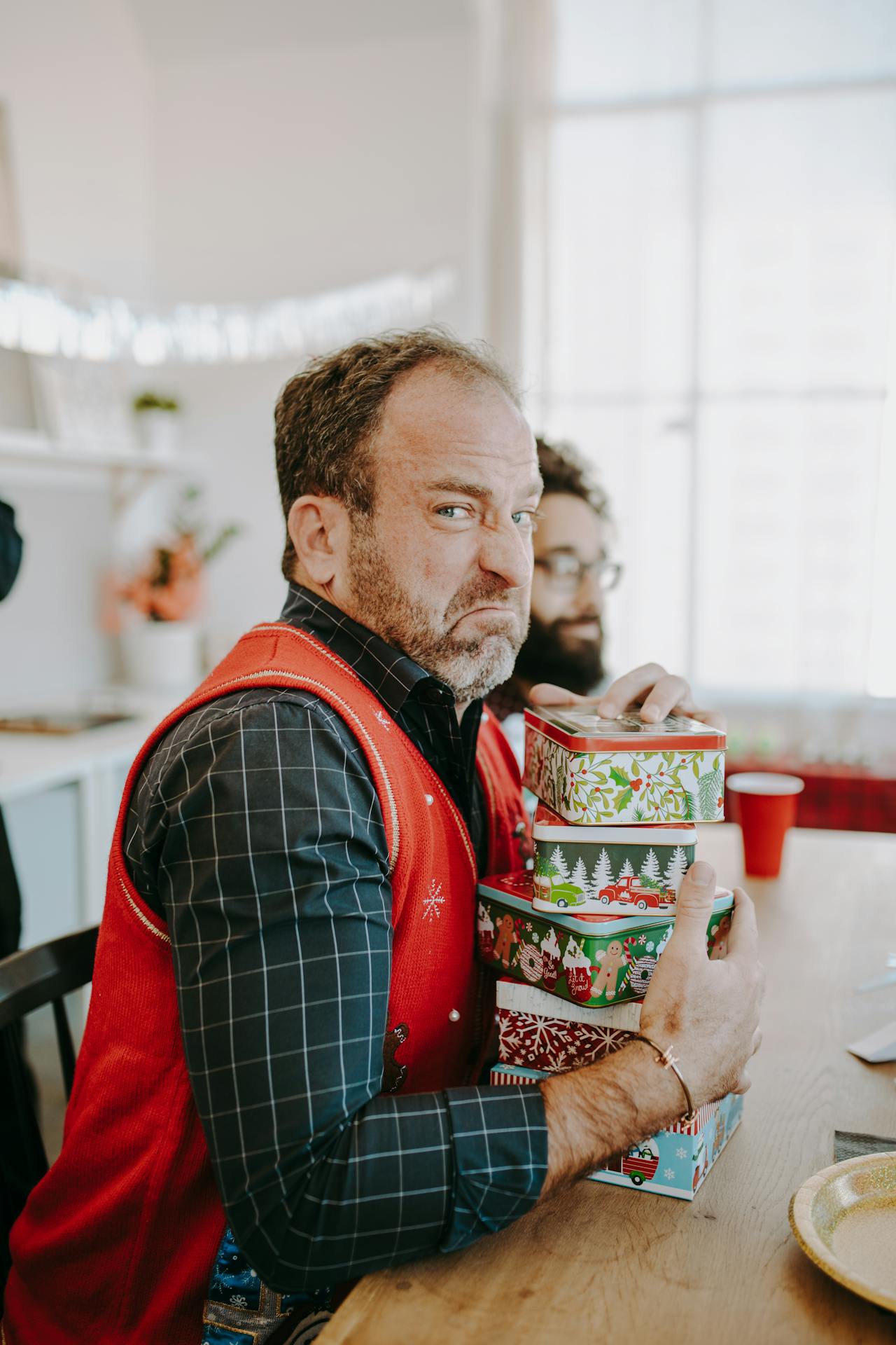 Foto de RDNE Stock project: https://www.pexels.com/es-es/foto/hombre-festivo-sentado-navidad-6519142/