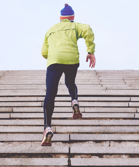 deportista corriendo y subiendo escalones